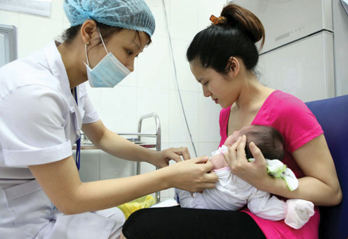 Tiêm vắc xin tại Trung tâm y tế dự phòng Hà Nội